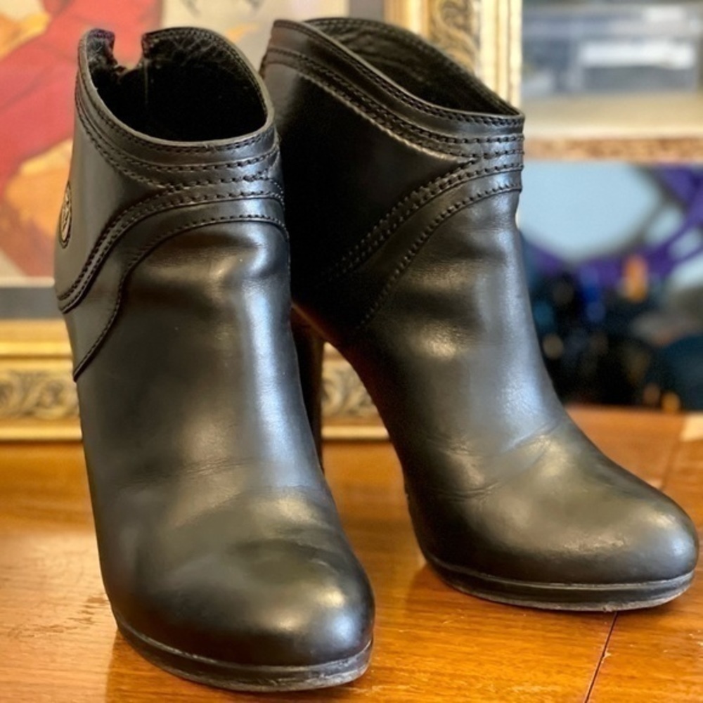 Beautiful 100% authentic Gucci black leather high heeled booties! - Picture 2 of 13